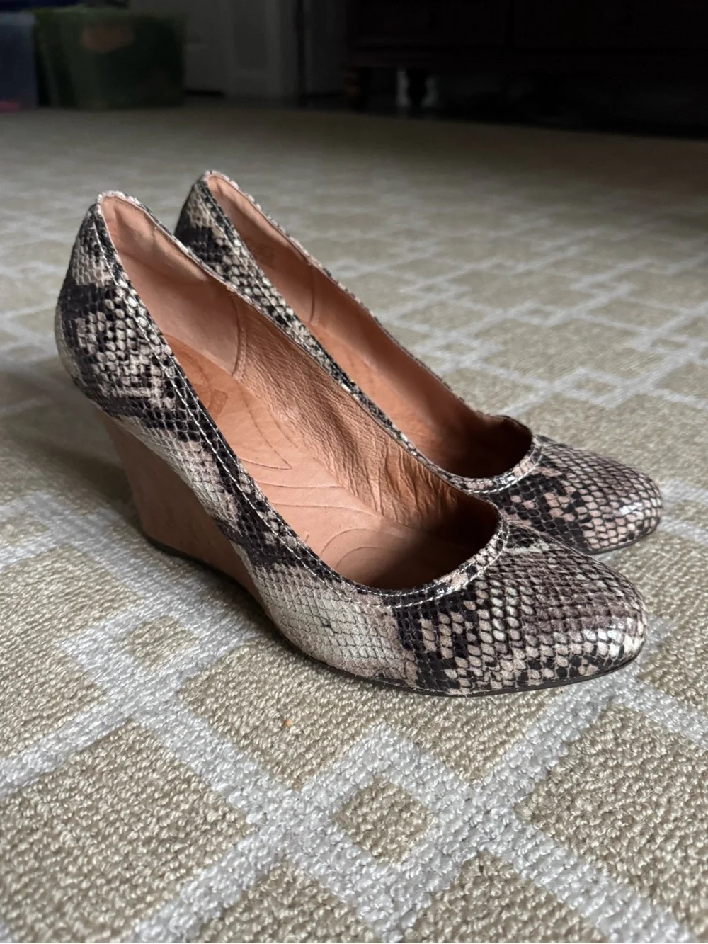 Clarks Snake Print Leather Wood Wedge Pumps Beige Brown Shoes Size 9
